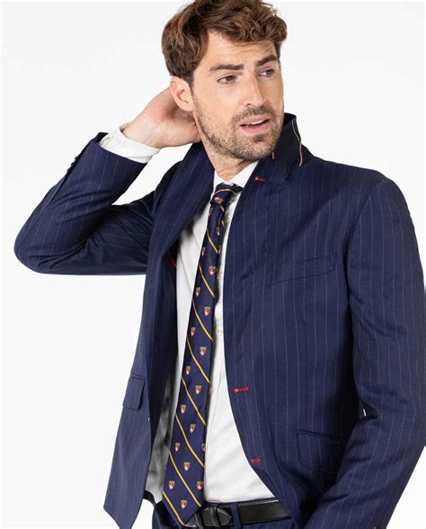 Blazer terno simples marinho risca de giz separado.